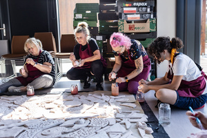 „Kompozycja miejska” - warsztaty ceramiczne - Uczestnicy warsztatów podczas szkliwienia