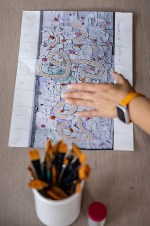 „Kompozycja miejska” - warsztaty ceramiczne - Uczestnicy warsztatów podczas szkliwienia