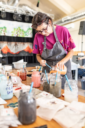 „Kompozycja miejska” - warsztaty ceramiczne - Uczestnicy warsztatów podczas szkliwienia