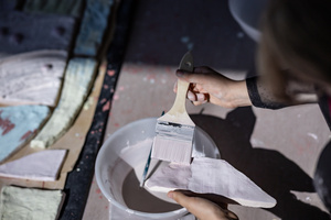 „Kompozycja miejska” - warsztaty ceramiczne - Uczestnicy warsztatów podczas szkliwienia