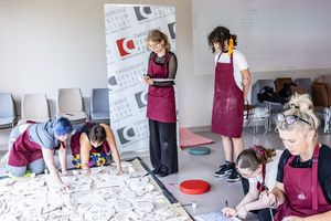 „Kompozycja miejska” - warsztaty ceramiczne - Uczestnicy warsztatów podczas szkliwienia