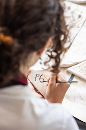 „Kompozycja miejska” - warsztaty ceramiczne - Uczestnicy warsztatów podczas szkliwienia