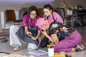 „Kompozycja miejska” - warsztaty ceramiczne - Uczestnicy warsztatów podczas szkliwienia