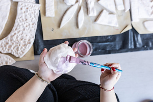 „Kompozycja miejska” - warsztaty ceramiczne - Uczestnicy warsztatów podczas szkliwienia