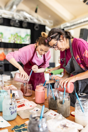 „Kompozycja miejska” - warsztaty ceramiczne - Uczestnicy warsztatów podczas szkliwienia