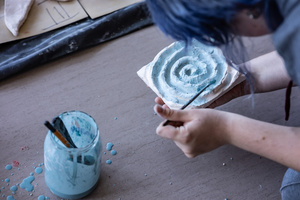 „Kompozycja miejska” - warsztaty ceramiczne - Uczestnicy warsztatów podczas szkliwienia