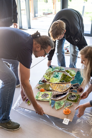 montaż ceramiki na tarasie widokowym - Uczestnicy podczas przygotowań do montażu