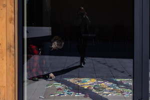 montaż ceramiki na tarasie widokowym - Uczestnicy podczas przygotowań do montażu