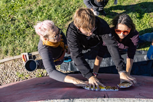 montaż ceramiki na tarasie widokowym - Uczestnicy podczas montażu