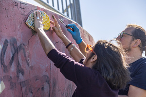 montaż ceramiki na tarasie widokowym - Uczestnicy podczas montażu