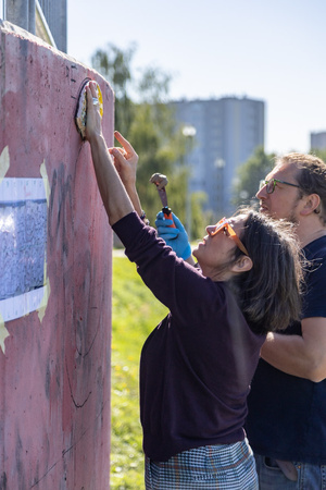 montaż ceramiki na tarasie widokowym - Uczestnicy podczas montażu