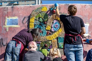 montaż ceramiki na tarasie widokowym - Uczestnicy podczas montażu