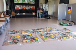 montaż ceramiki na tarasie widokowym - Uczestnicy podczas przygotowań do montażu