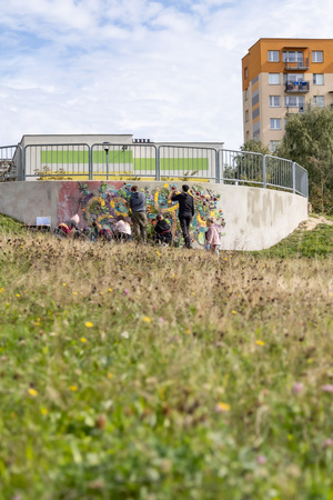 montaż ceramiki na tarasie widokowym - Uczestnicy podczas montażu