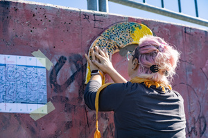 montaż ceramiki na tarasie widokowym - Uczestnicy podczas montażu