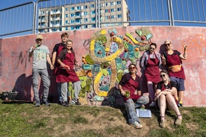 montaż ceramiki na tarasie widokowym - Uczestnicy podczas montażu