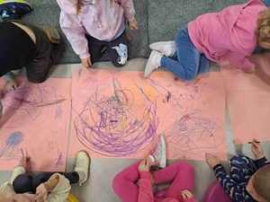 Poczytanki-rysowanki - Dzieci podczas warsztatów