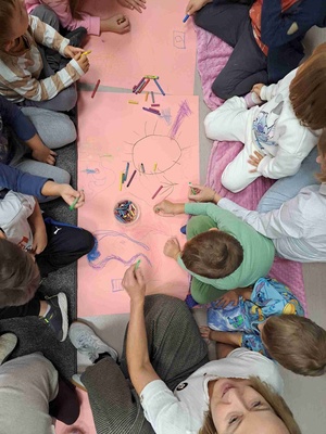 Poczytanki-rysowanki - Dzieci podczas warsztatów