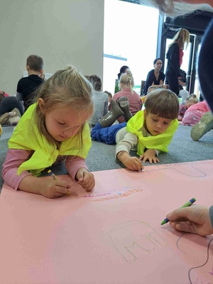 Poczytanki-rysowanki - Dzieci podczas warsztatów