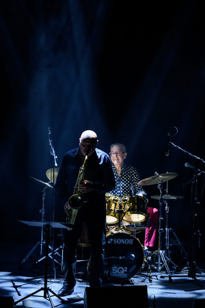 Koncert: Walk Away / Jazzowa jesień w TCK - Muzycy na scenie Kina Marzenie w trakcie występu, w świetle reflektorów.