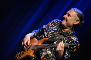 Koncert: Walk Away / Jazzowa jesień w TCK - Muzycy na scenie Kina Marzenie w trakcie występu, w świetle reflektorów.