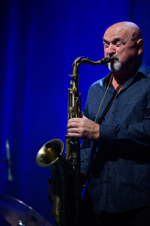 Koncert: Walk Away / Jazzowa jesień w TCK - Muzycy na scenie Kina Marzenie w trakcie występu, w świetle reflektorów.