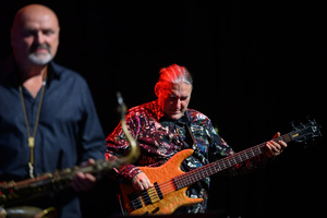 Koncert: Walk Away / Jazzowa jesień w TCK - Muzycy na scenie Kina Marzenie w trakcie występu, w świetle reflektorów.