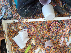 Warsztaty sensoplastyczne - kolorowy ryż, kubeczki i łyżeczki