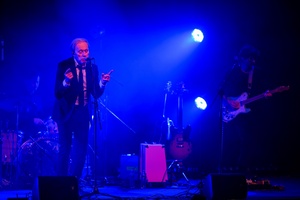 Koncert: John Porter - Helicopters'45 - Na scenie śpiewający John Porter i grający na gitarze Krzysztof Łochowicz