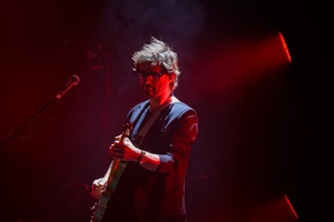 Koncert: John Porter - Helicopters'45 - Na scenie grający na gitarze Krzysztof Łochowicz