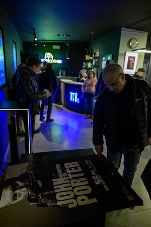 Koncert: John Porter - Helicopters'45 - Publiczność w hallu kina