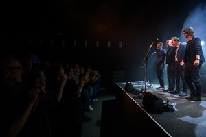 Koncert: John Porter - Helicopters'45 - Na scenie zespół Johna Portera oklaskiwany przez publiczność na stojąco