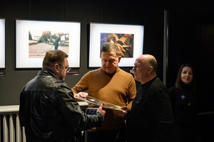 Koncert: John Porter - Helicopters'45 - Publiczność w hallu kina