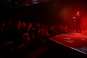 Koncert: John Porter - Helicopters'45 - Na scenie John Porter w interakcji z widzami