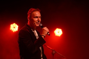 Koncert: John Porter - Helicopters'45 - Na scenie dyrektora TCK Tomasz Kapturkiewicz zapowiadający koncert