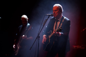 Koncert: John Porter - Helicopters'45 - Na scenie grający na gitarze i śpiewający John Porter, w tle grający na basie Jacek Szafraniec