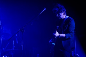 Koncert: John Porter - Helicopters'45 - Na scenie grający na gitarze Krzysztof Łochowicz