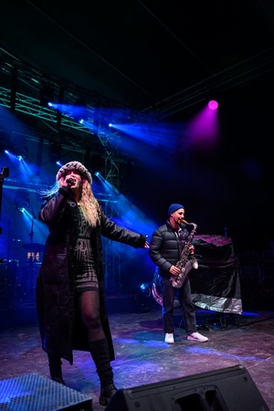 Sylwester na tarnowskim Rynku - Na scenie występ live act DJ'a Adee. Na pierwszym planie wokalistka K-Leah (Katarzyna Olasz) i saksofonista Krzysztof Piłatyk