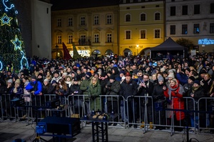 Sylwester na tarnowskim Rynku - Bawiąca się publiczność zebrana przed sceną w oczekiwaniu na pokaz ogni