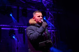 Sylwester na tarnowskim Rynku - Na rynkowej scenie Sebastian Szafarz zapraszający publiczność do wspólnej sylwestrowej zabawy