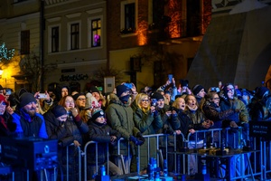 Sylwester na tarnowskim Rynku - Bawiąca się publiczność zebrana przed sceną