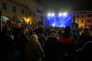 Sylwester na tarnowskim Rynku - Bawiąca się publiczność zebrana przed sceną