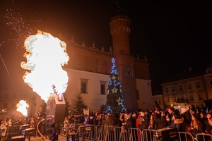 Sylwester na tarnowskim Rynku - Bawiąca się publiczność zebrana przed sceną podziwia pokaz ogni