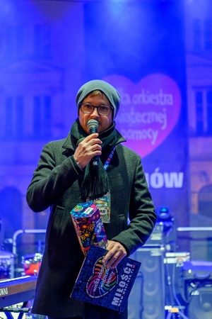 Koncert: 34. Tarnowski Finał WOŚP - Na plenerowej scenie prowadzący orkiestrową imprezę i licytacje Kamil Morydz