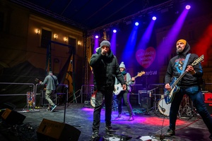 Koncert: 34. Tarnowski Finał WOŚP - Na plenerowej scenie grający zespół Staff