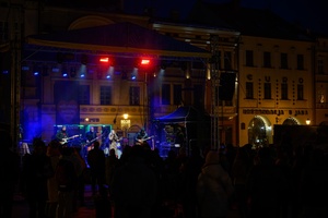 Koncert: 34. Tarnowski Finał WOŚP - Na plenerowej scenie grający zespół Zangaro