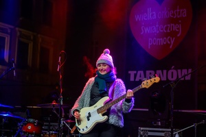 Koncert: 34. Tarnowski Finał WOŚP - Na plenerowej scenie grający zespół Staff