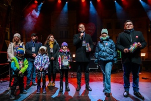 Koncert: 34. Tarnowski Finał WOŚP - Na plenerowej scenie prezydent Tarnowa Jakub Kwaśny, zastępcy prezydenta: Agnieszka Kawa i Maciej Włodek w towarzystwie wolontariuszy WOŚP