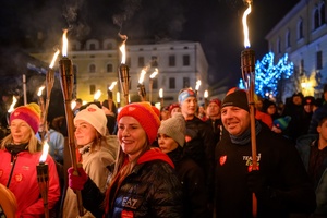 Koncert: 34. Tarnowski Finał WOŚP - Uczestnicy Biegu z pochodniami, którzy dotarli przed plenerową scenę na Światełko do nieba