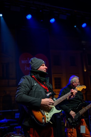 Koncert: 34. Tarnowski Finał WOŚP - Na plenerowej scenie grający zespół Zangaro